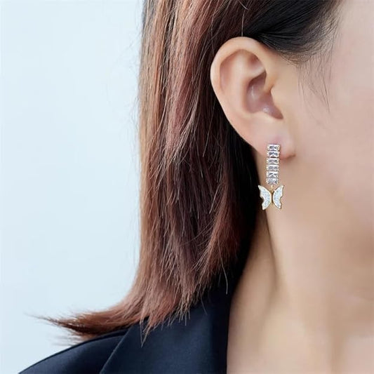 Elegant butterfly earrings in gold with dazzling diamonds.