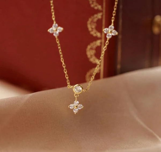 Stunning gold necklace featuring dazzling white diamonds.
