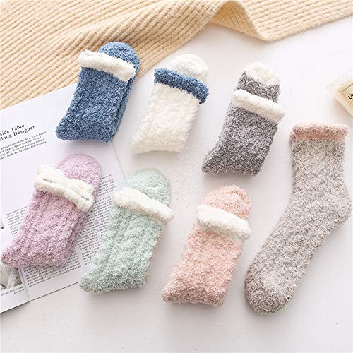 Light green socks with a chic white trim, ideal for a fresh and fun look on your feet.