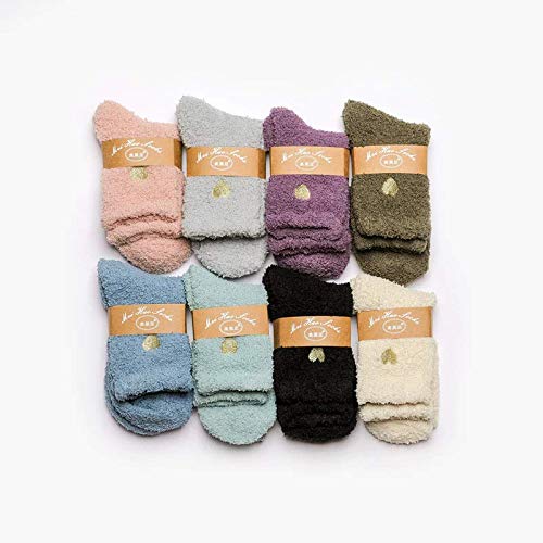 Cozy white socks adorned with a charming gold heart, ideal for a stylish and comfortable look.