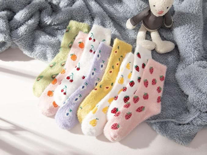 Adorable white socks decorated with vibrant strawberries, ideal for a fresh and fruity look.