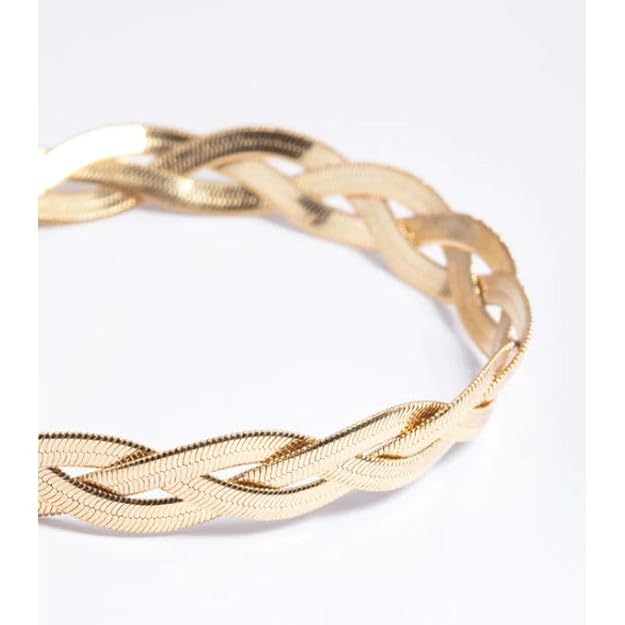 Chic gold bracelet with unique chain link motif, a versatile addition to your jewelry collection.