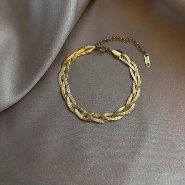  Shiny gold bracelet with detailed chain link pattern, perfect for everyday wear.