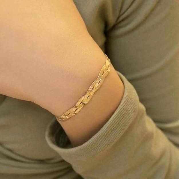  Stylish gold bracelet featuring intricate chain link design.