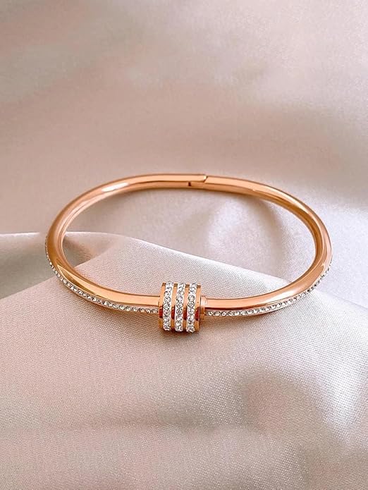 Elegant rose gold bracelet featuring dazzling diamonds.