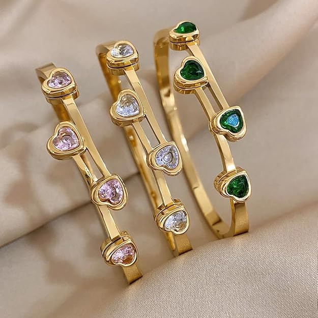  Stunning bracelet with gold plating and gorgeous green stones for a touch of elegance.