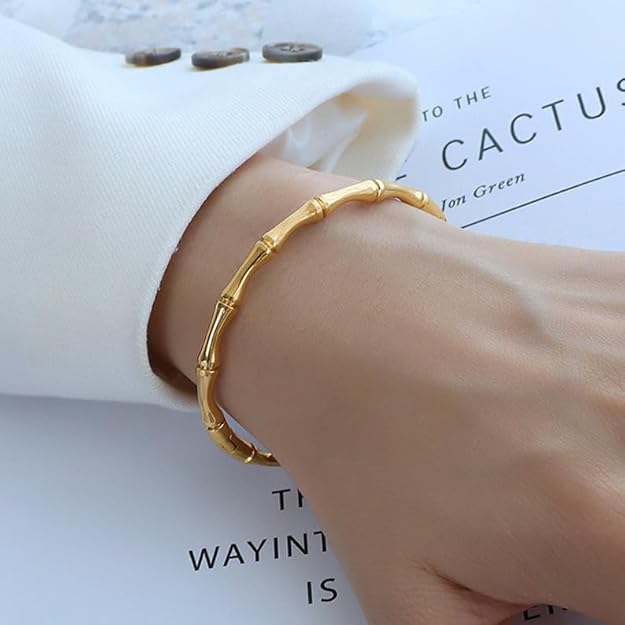  Elegant gold bracelet adorned with bamboo leaf motif.