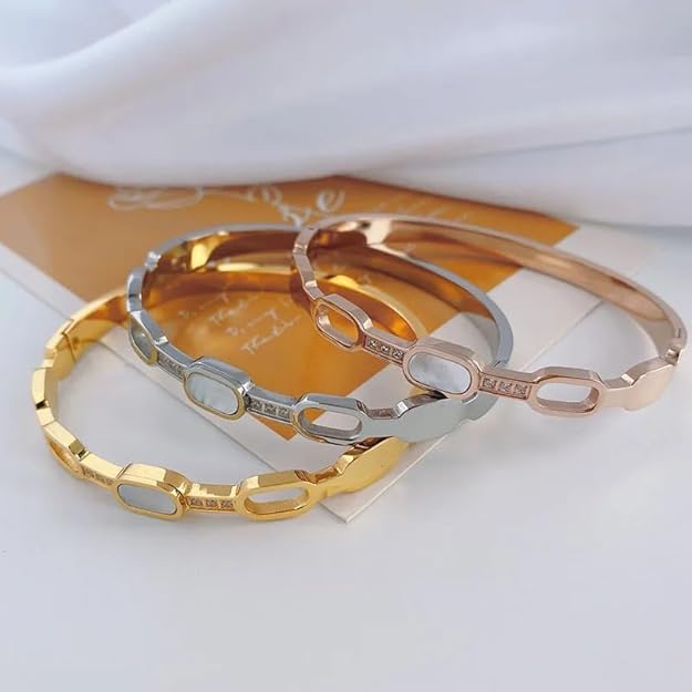  Luxurious gold bracelet embellished with dazzling white stones, a timeless piece.