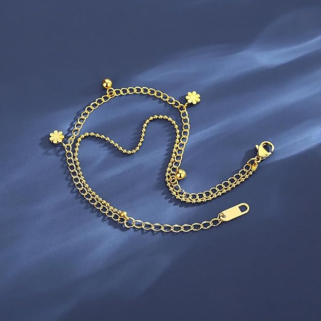 A beautiful gold plated bracelet featuring delicate daisy chain links.