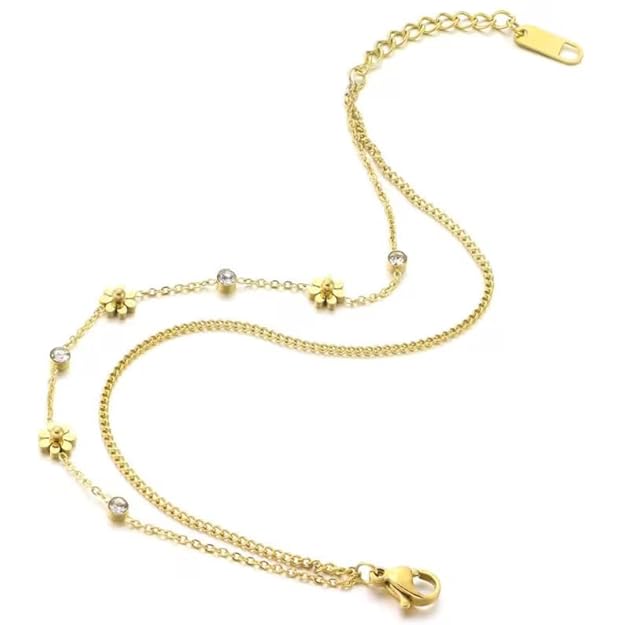 Shimmering gold plated bracelet adorned with daisy chain.