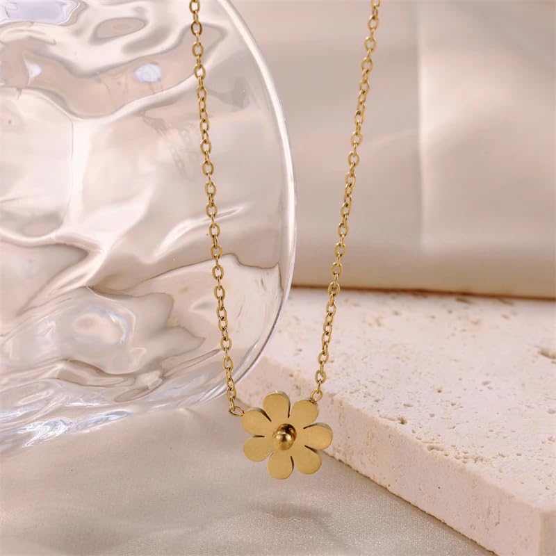  A gold necklace featuring a charming flower pendant.