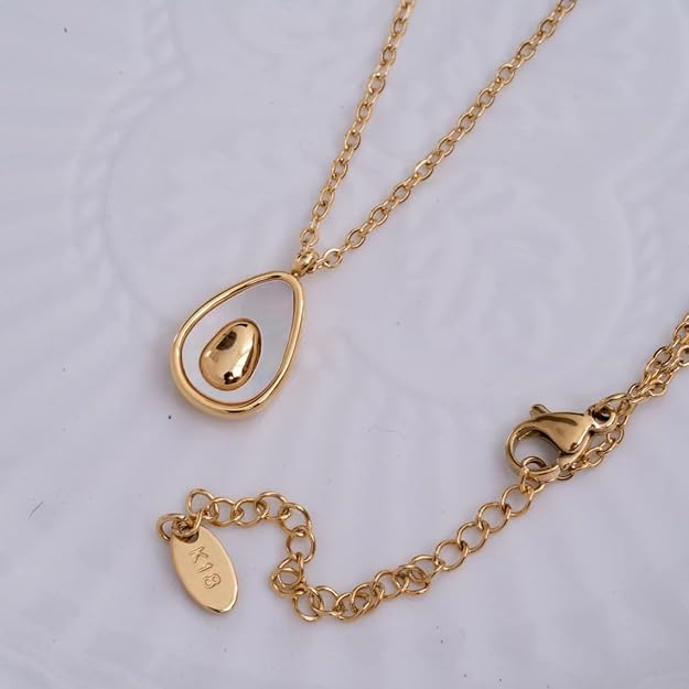 Shiny tear shaped pendant necklace in gold plating.