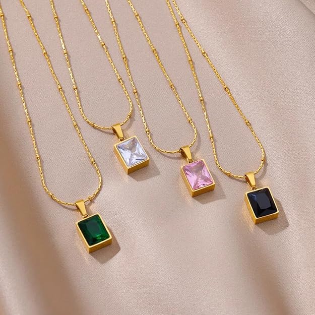 Square pendant with emerald stone, exquisitely crafted in gold for a touch of glamour.