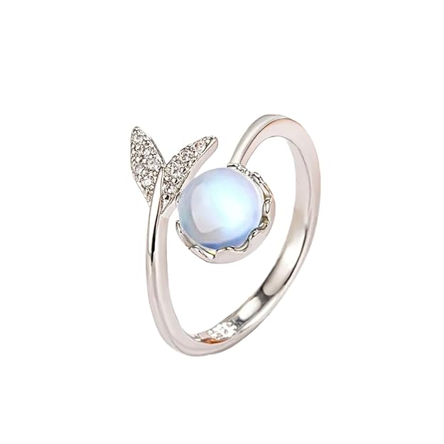 Beautiful ring with blue moonstone and diamond for a touch of elegance.