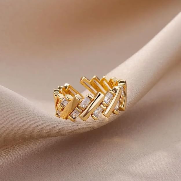  Exquisite gold ring with three rows of radiant diamonds for a touch of glamour.