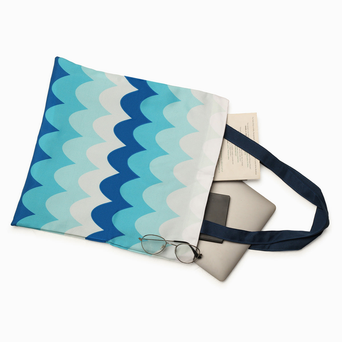 Tote bag in blue and white with wave print.