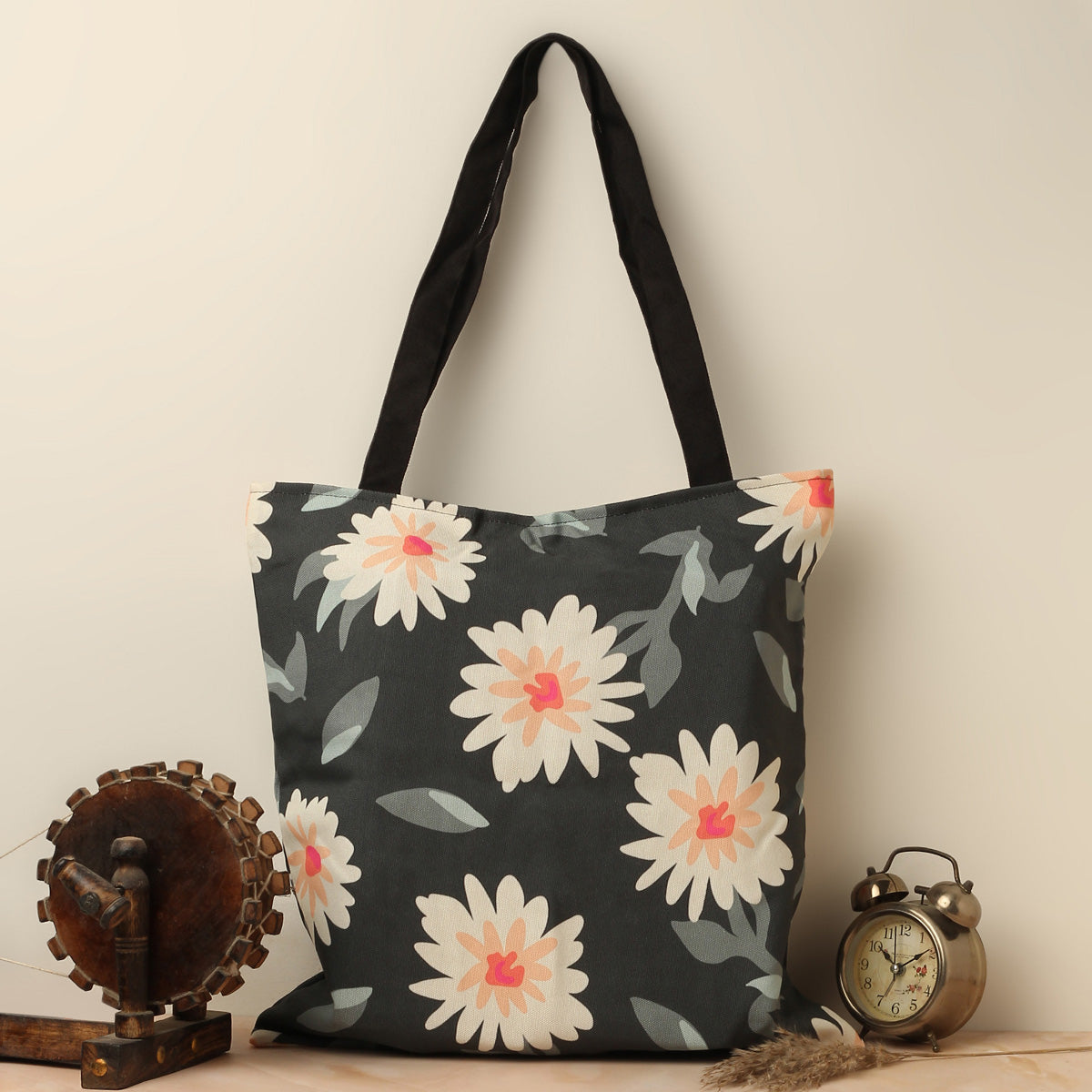 Cute tote bag decorated with a charming flower pattern, a versatile piece for any occasion.