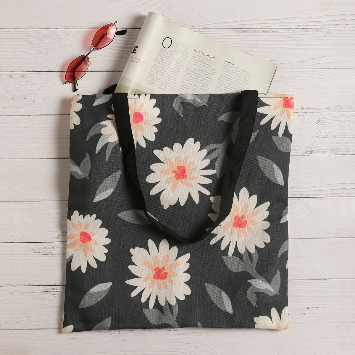  A stylish tote bag with a beautiful flower pattern, perfect for carrying your essentials in style